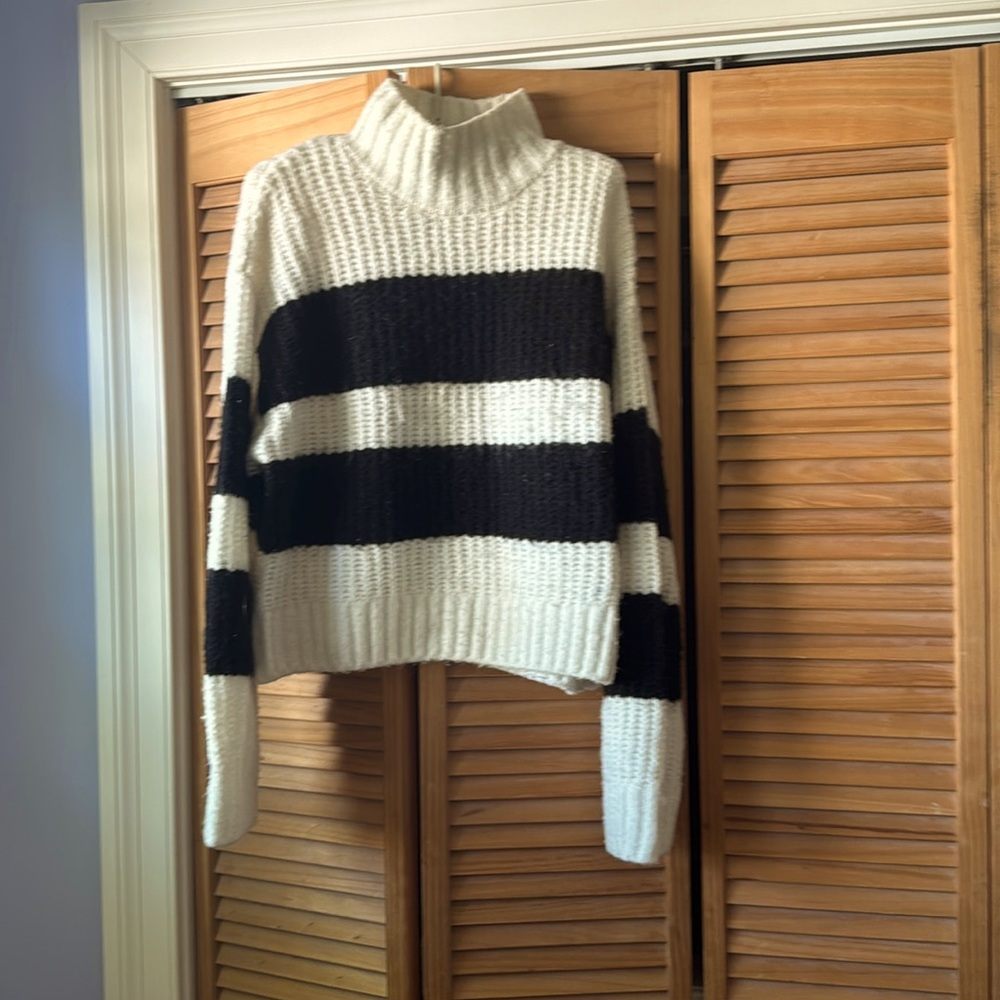 H&M chunky sweater in bulk and white, mock neck, size M. poly blend.